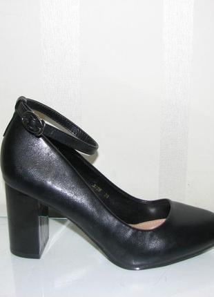 Жіночі чорні туфлі еко шкіра на стійкому каблуці з ремінцем розмір 38