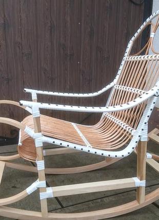 Кресло качалка белая из лозы плетеной6 фото