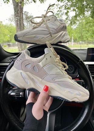 Кроссовки женские  yeezy 700-скидка