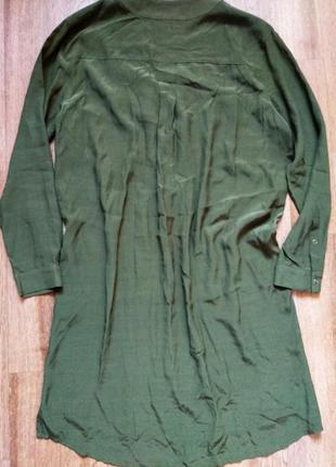 Шикарное платье рубашка из вискозы с v-вырезом на шнуровке и удлинённой спинкой туника цвета хаки5 фото