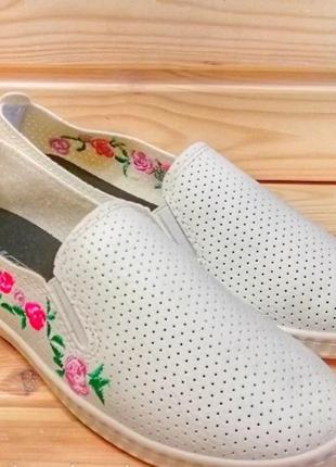 Жіночі мокасини перфорація з вишивкою