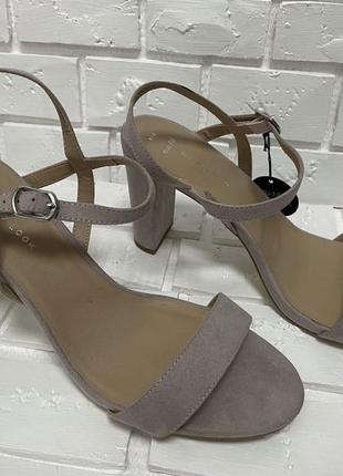 Босоніжки жіночі на каблуку new look