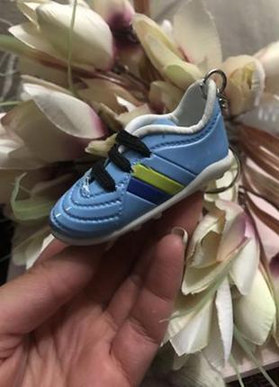 На модерации яркий брелок-сувенир кроссовок-голубой