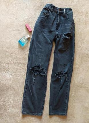 Шикарные трендовые плотные чёрно серые джинсы трубы с рваностями высокая талия