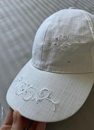 Белая кепка с вышивкой