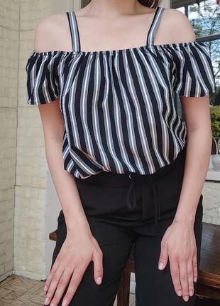 Топ зі спущеними плечима