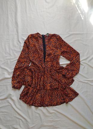 Контрастное платье с глубоким вырезом в леопардовый принт2 фото