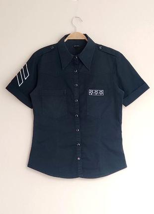 Приталенная рубашка с военными нашивками /шевронами