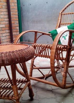 Плетене крісло-гойдалка та кавовий столик з лози