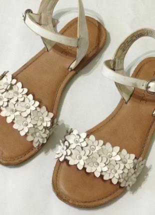 Босоножки, шлепки, сандалики фирма next размер 13 по стельке 19.5 см