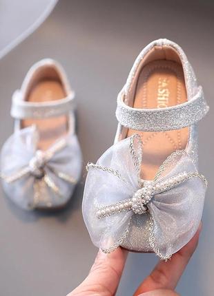Блестящие нарядные туфельки для маленьких принцесс