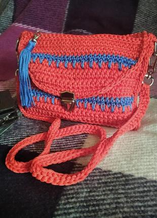 Яскрава,в'язана сумочка.