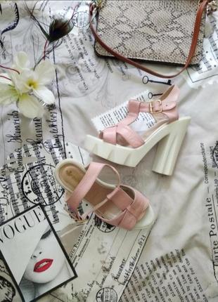 Босоніжки на каблуку