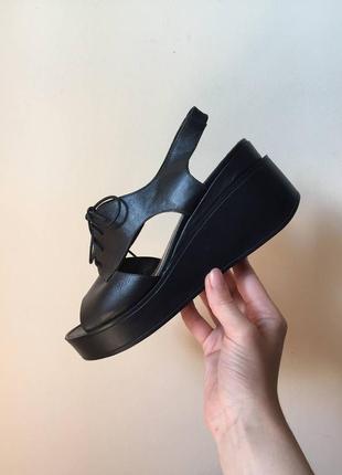 Босоніжки на танкетці monro star на шнурівці