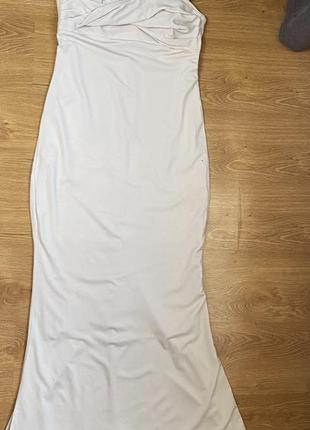 Платье в пол на плечах в нюдовом оттенке2 фото