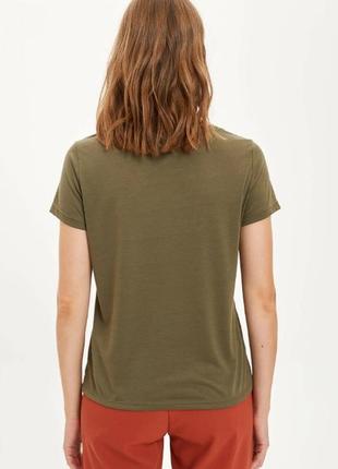 Женская футболка цвета хаки defacto/дефакто с золотисто-бронзовым принтом, фирменная турция3 фото