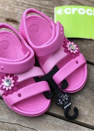 Босоножки crocs Lodgepoint с цветочком с6