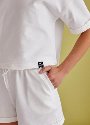 Шикарный костюм белого цвета на лето футболка короткая и шорты на резинке с карманами 42-483 фото