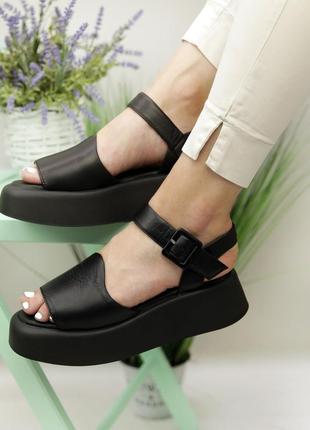 Босоніжки на танкетці чорні шкіряні (з натуральної шкіри чорного кольору) - жіноче взуття на літо 2022