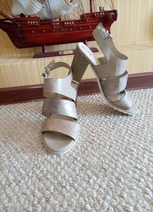 Босоніжки шкіряні.