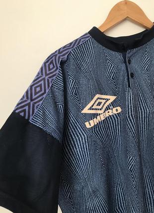 Вінтажна футболка umbro з лампасами, стильна раритет, спортивна2 фото