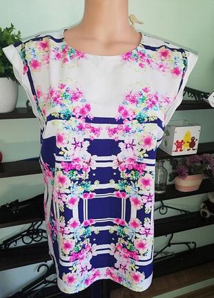 Яркая блуза с цветочным принтом1 фото