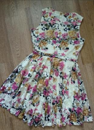 Шикарное платье без рукавов с свободным низом и поясом в цветочный принт9 фото