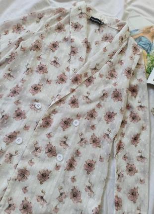 Легкий двубортный пиджак в цветочный принт5 фото