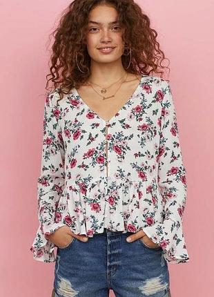 Блуза из вискозы в цветочный принт с оборками (рюшами) hm