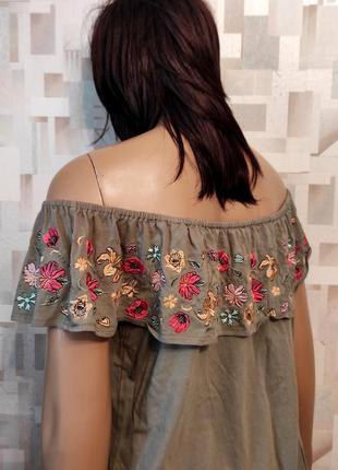 Натуральний топ блуза хакі з вишивкою від oasis, блуза футболка хакі з вишивкою на плечі3 фото