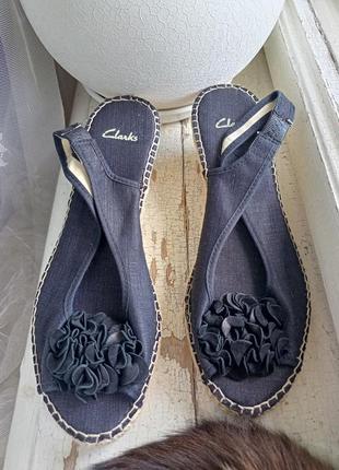 Матерчатые босоножки clarks на танкетке