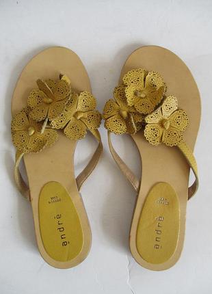 Sale! шкіряні босоніжки-в'єтнамки з квітами французького бренду andre