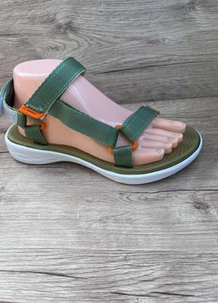 Легкие спортивные босоножки