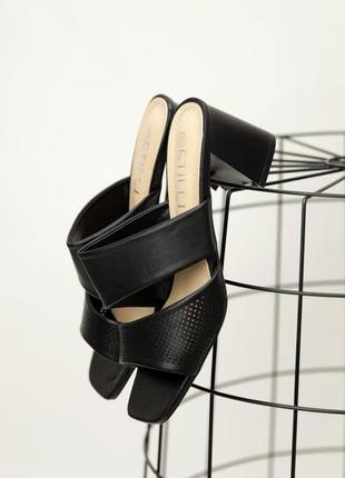 Женские шлепанцы на каблуке (мюли) черные (шлепки из эко-кожи черного цвета) - женская обувь на лето 20223 фото