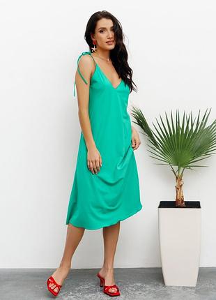 Зелена сукня-комбінація розкльошеного крою