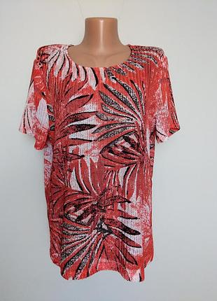 Цікава ажурна футболка.