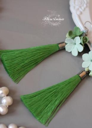 Зелені сережки пензлика ручної роботи з квітами з полімерної глини3 фото
