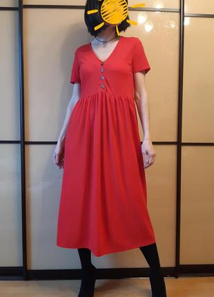 Червоне плаття міді на гудзиках warehouse