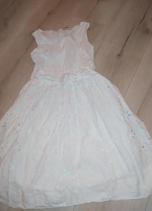 Сукня біле з вишивкою