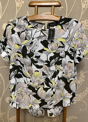 Дуже гарна і стильна брендовий блузка в кольорах.