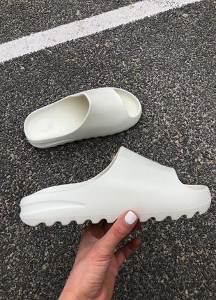 Adidas yeezy slide white 2022 літні шльопанці адідас + шкарпетки10 фото