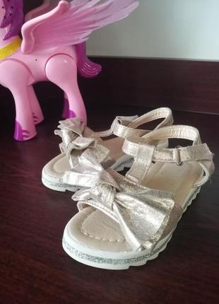 Босоніжки, літнє взуття для дівчинки 20р.