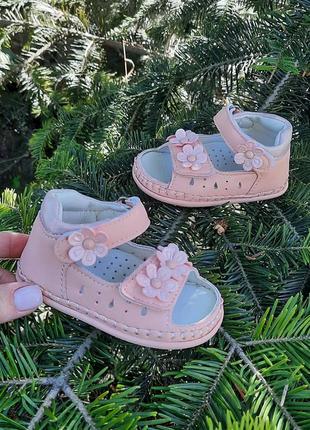 Босоніжки на дівчинку/ перше взуття/ перші босоніжки