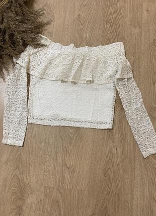 Кружевна вкорочена блуза з відкритими плечима