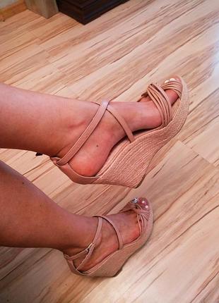 Стильні круті босоніжки на танкетці 41