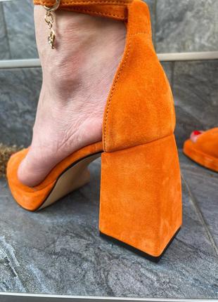 Замшеві оранжеві босоніжки квадратний каблук носик на платформі4 фото