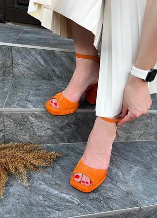 Замшеві оранжеві босоніжки квадратний каблук носик на платформі7 фото