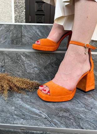 Замшеві оранжеві босоніжки квадратний каблук носик на платформі8 фото