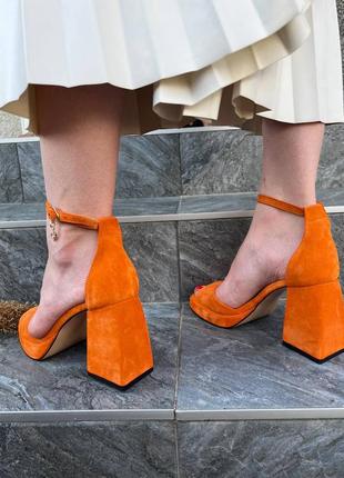 Замшеві оранжеві босоніжки квадратний каблук носик на платформі5 фото