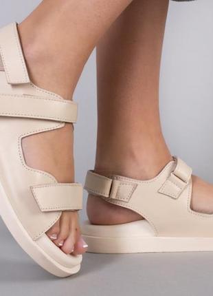Босоніжки жіночі шкіряні світло-бежеві на липучках
